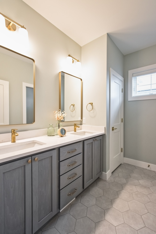 Свежая идея для дизайна: ванная комната в стиле шебби-шик с серыми фасадами и тумбой под две раковины - отличное фото интерьера