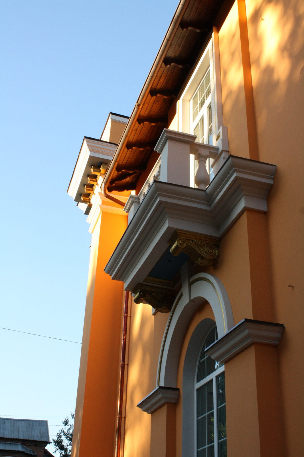 Классический особняк в городской застройке