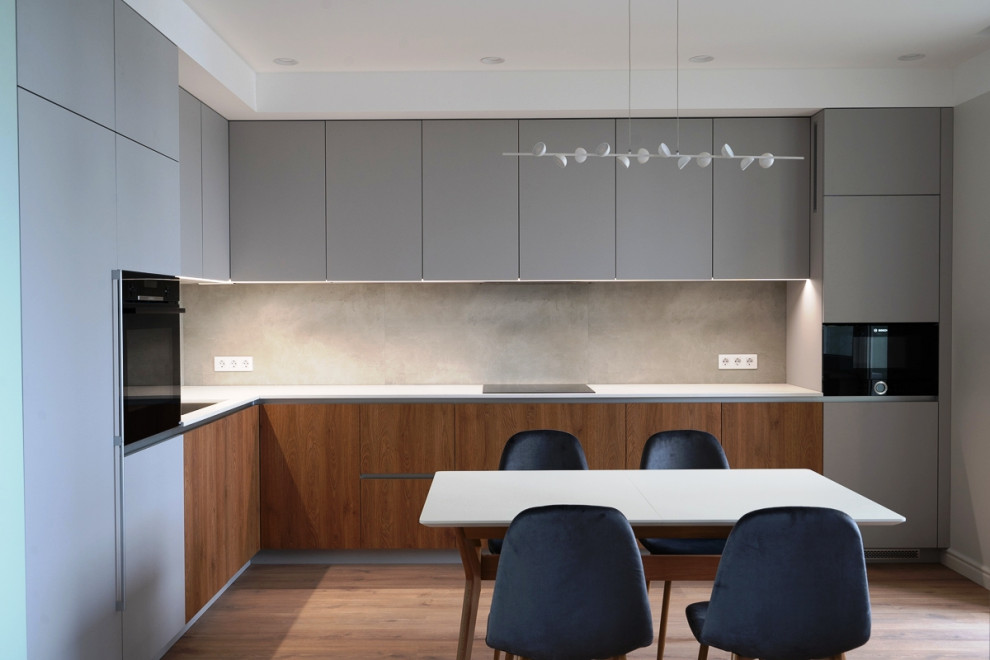 Еще одна серая кухня в большом проекте современной московской квартиры