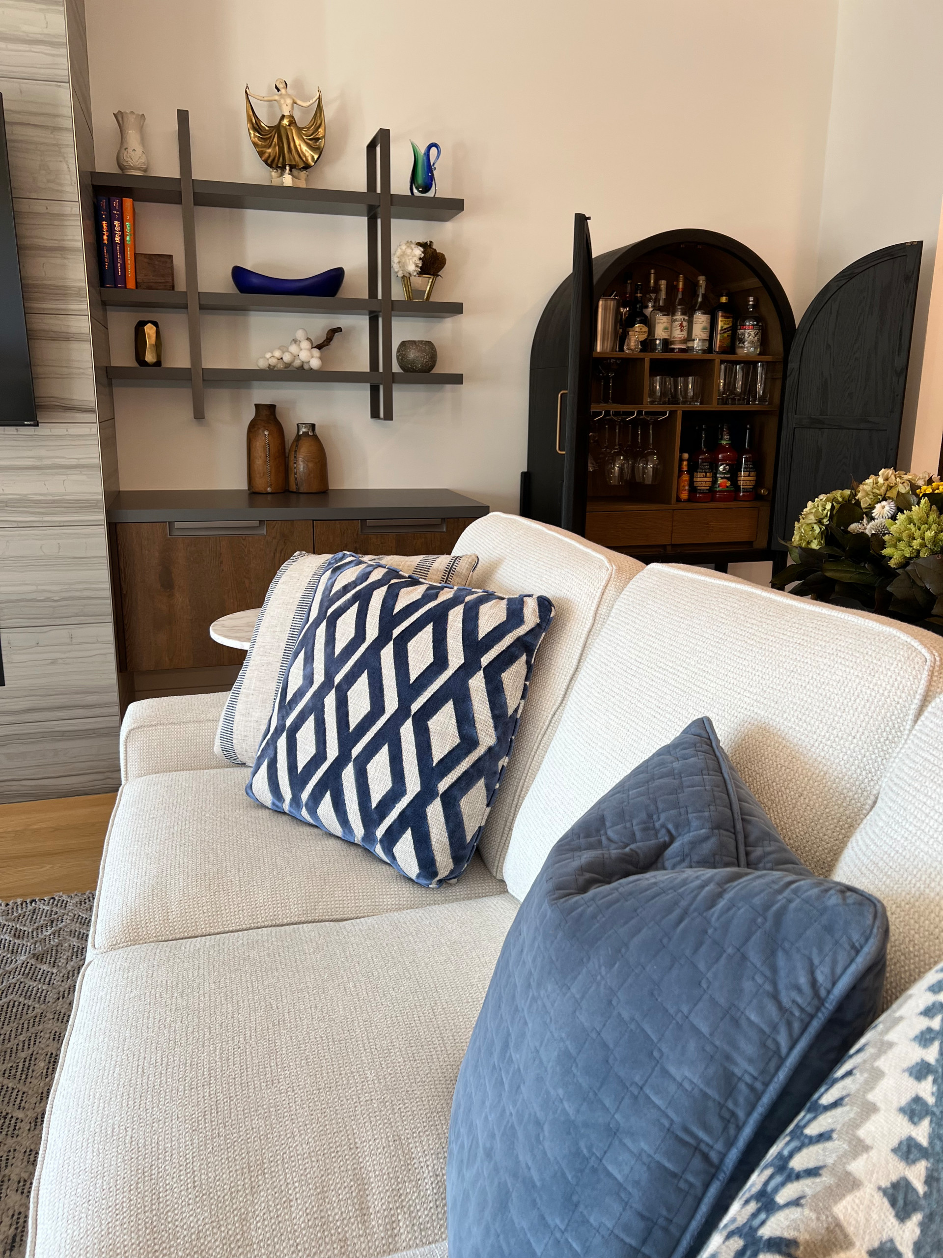 City Chic: Stylish Condo Interior Design
