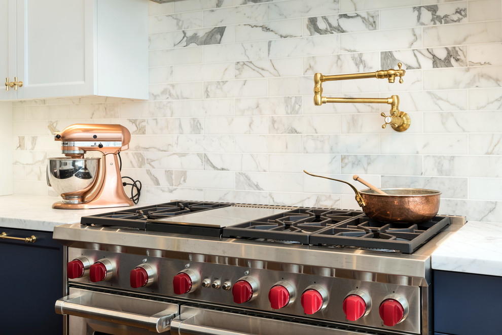 Inspiration för ett mellanstort vintage kök, med en rustik diskho, blå skåp, marmorbänkskiva, grått stänkskydd, stänkskydd i marmor, rostfria vitvaror, mellanmörkt trägolv, en köksö, brunt golv och luckor med infälld panel