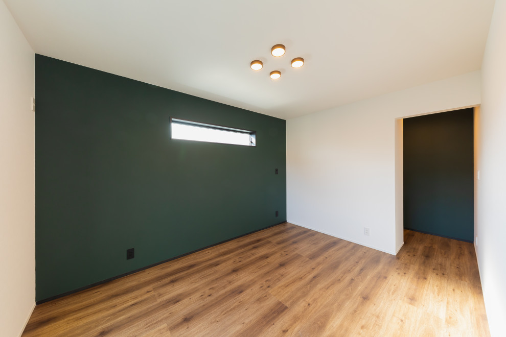 Aménagement d'une chambre parentale industrielle de taille moyenne avec un mur vert, un plafond en papier peint et du papier peint.