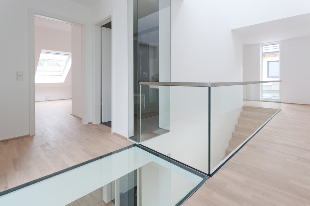 Gerade, Mittelgroße Moderne Holztreppe mit Holz-Setzstufen in Köln