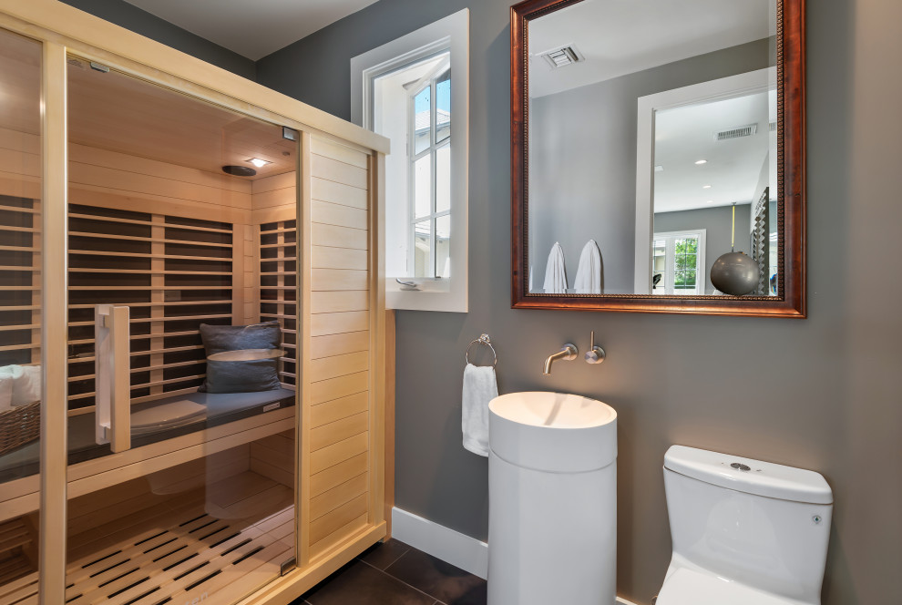 Cette photo montre un sauna tendance de taille moyenne avec un mur gris, un sol en carrelage de porcelaine, un lavabo de ferme, un sol noir, meuble simple vasque et meuble-lavabo sur pied.