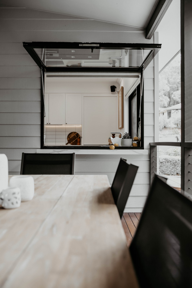 Источник вдохновения для домашнего уюта: трехэтажный, серый дом среднего размера в современном стиле