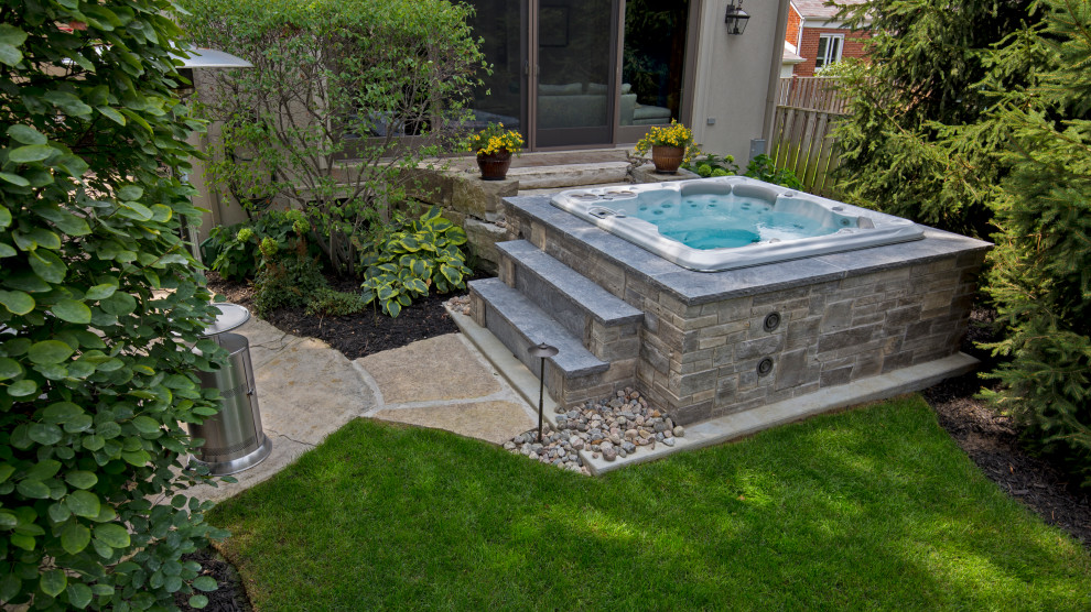 Источник вдохновения для домашнего уюта: наземный бассейн произвольной формы на заднем дворе в стиле модернизм с джакузи