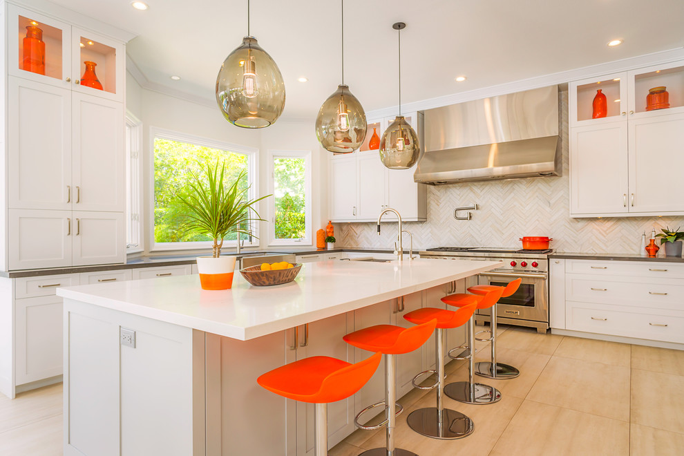 This is an example of a mid-sized contemporary l-shaped eat-in kitchen in Los Angeles with a single-bowl sink, shaker cabinets, grey cabinets, quartz benchtops, white splashback, stainless steel appliances, porcelain floors, with island and beige floor.