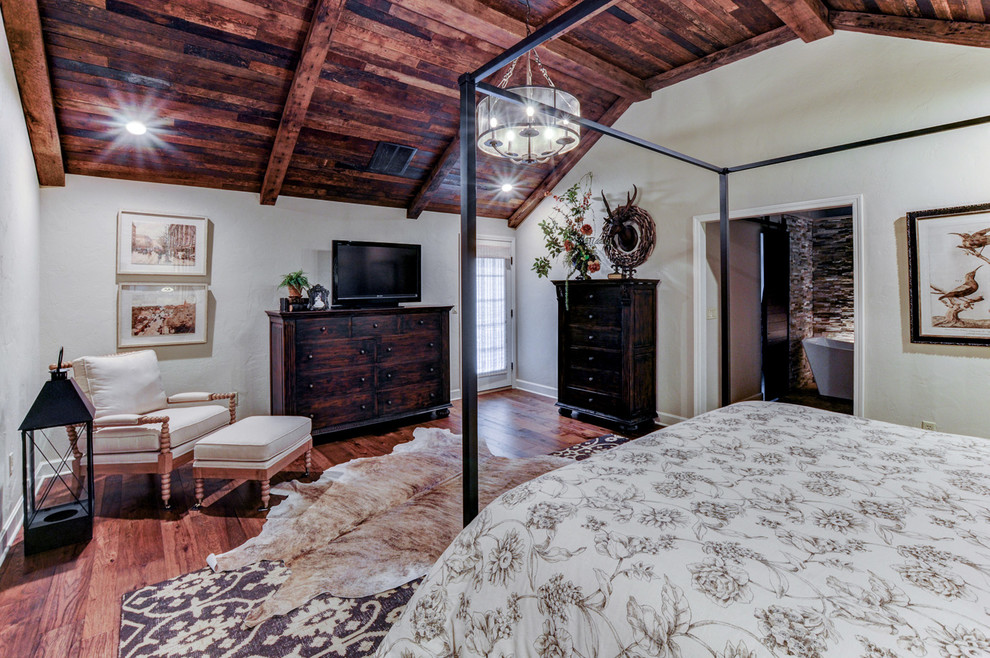 Example of a mid-sized mountain style home design design