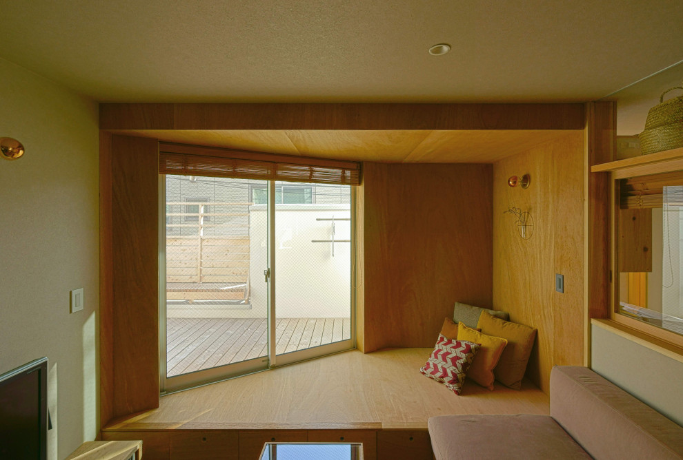 На фото: маленькая изолированная гостиная комната в скандинавском стиле с серыми стенами, полом из фанеры, отдельно стоящим телевизором, бежевым полом, потолком с обоями и обоями на стенах без камина для на участке и в саду с