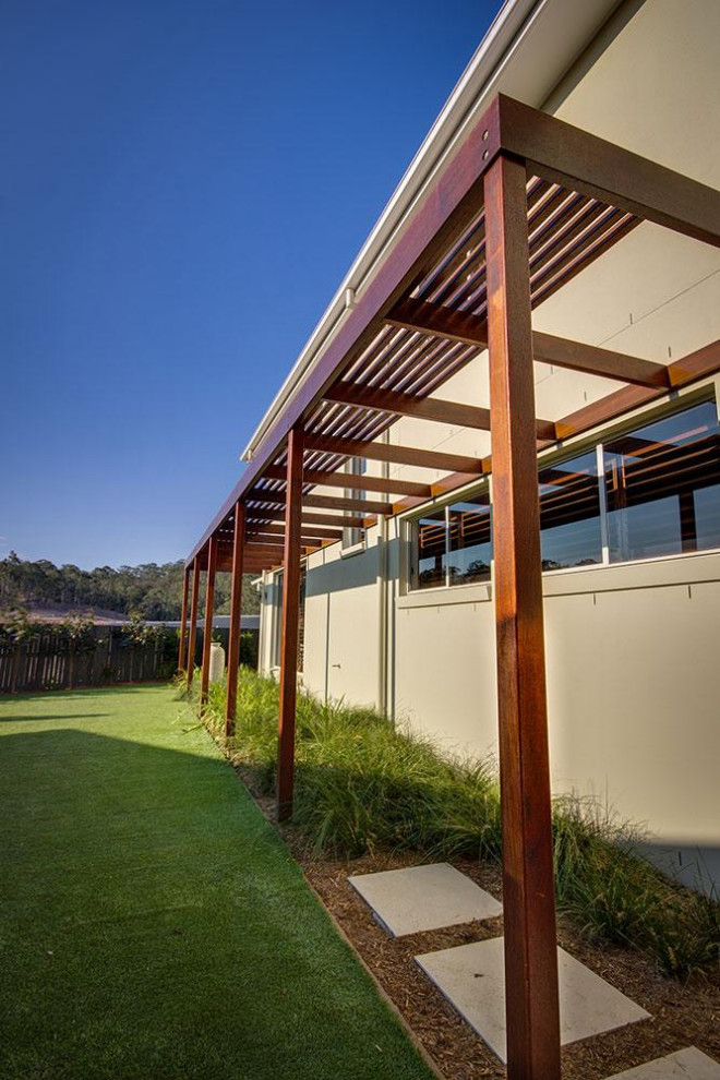 Inspiration for a contemporary side yard deck in Brisbane with a pergola.