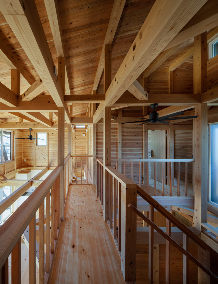 東京23区にあるおしゃれな廊下 (淡色無垢フローリング、板張り天井、板張り壁) の写真