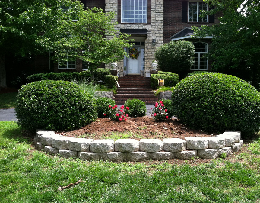 Inspiration for a mid-sized transitional full sun front yard landscaping for spring.