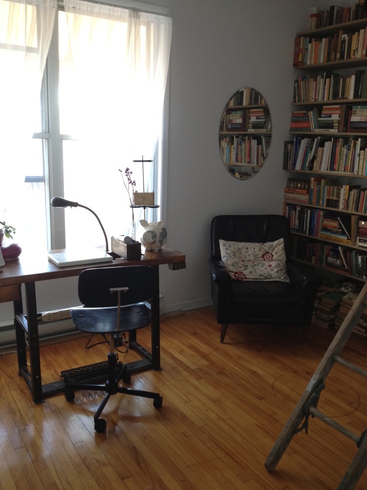 This is an example of an eclectic home office in Montreal.