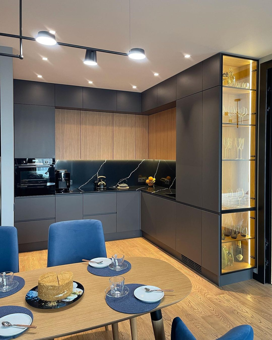 Современная кухня графитового цвета