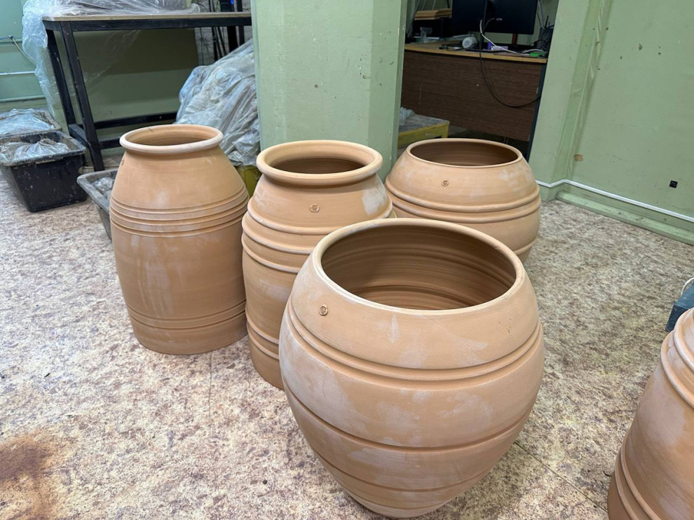 Горшки под деревья для конференц-зала частной усадьбы