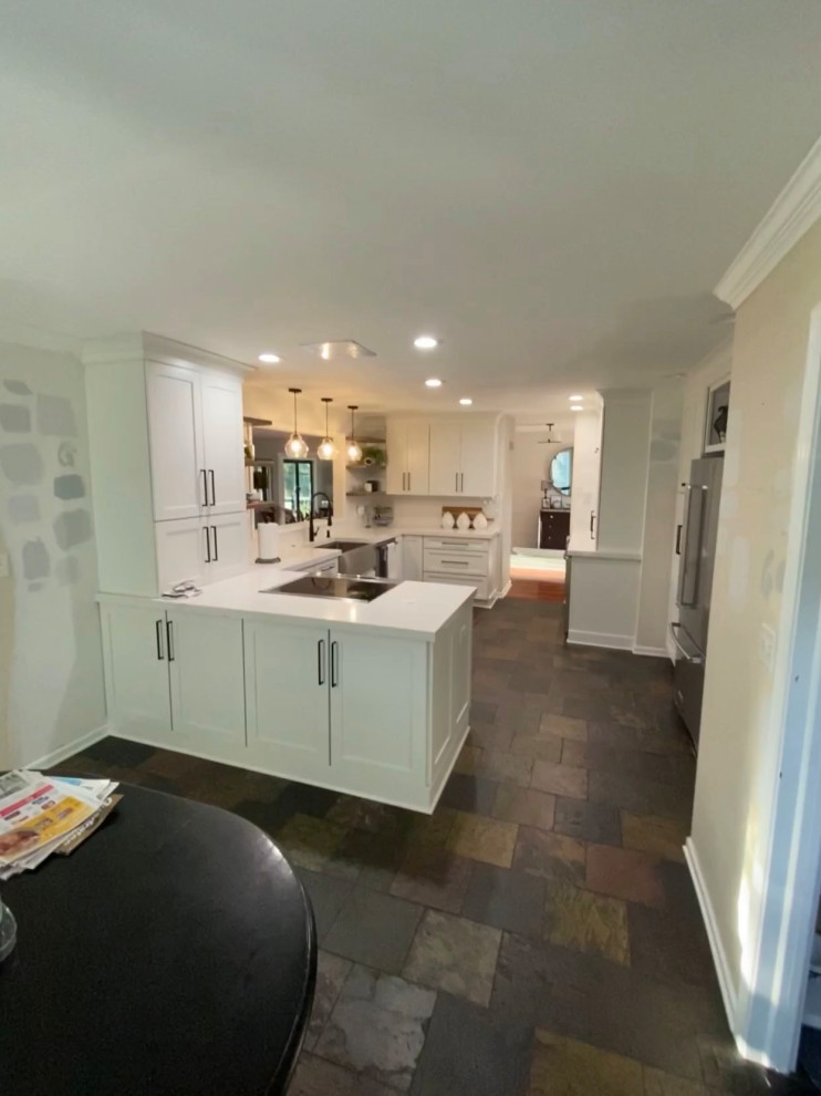 Exempel på ett mellanstort lantligt vit vitt kök, med en rustik diskho, luckor med upphöjd panel, vita skåp, marmorbänkskiva, vitt stänkskydd, stänkskydd i porslinskakel, rostfria vitvaror, skiffergolv och flerfärgat golv