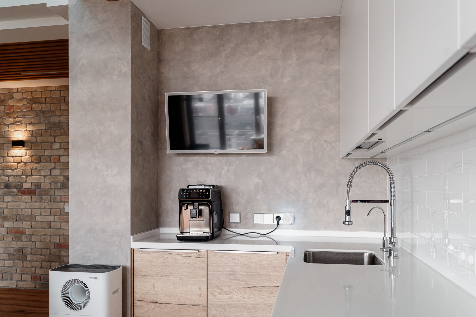 Авторская фактура декоративной штукатурки в квартире с террасой