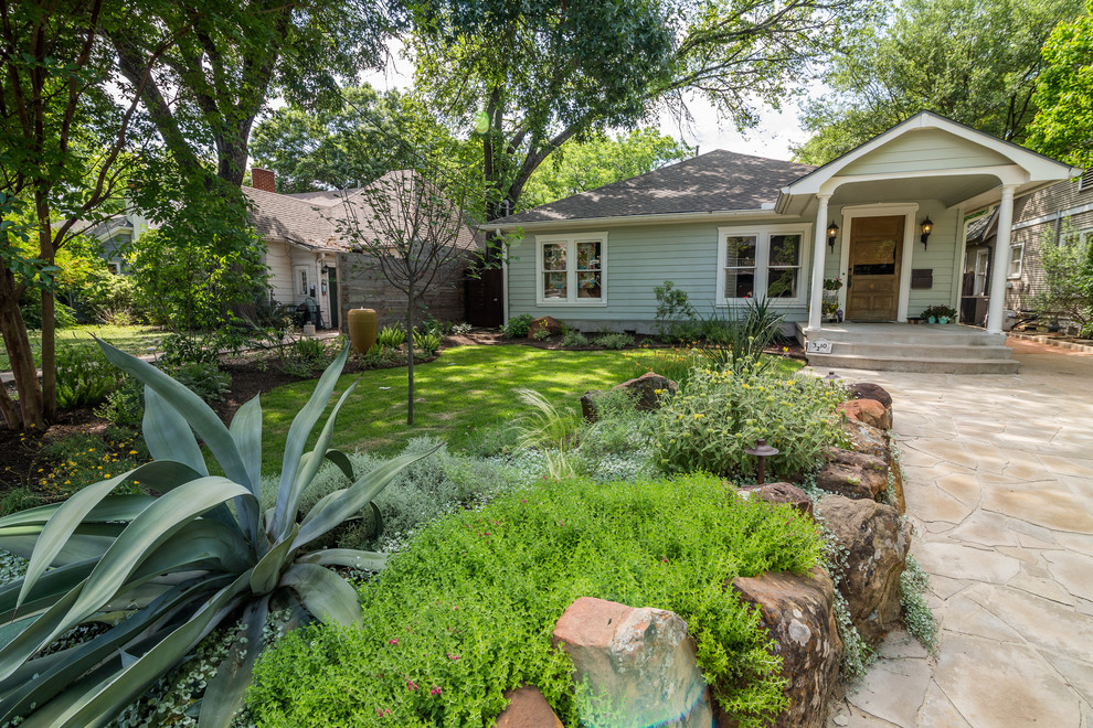Mid-sized modern front yard xeriscape in Austin.