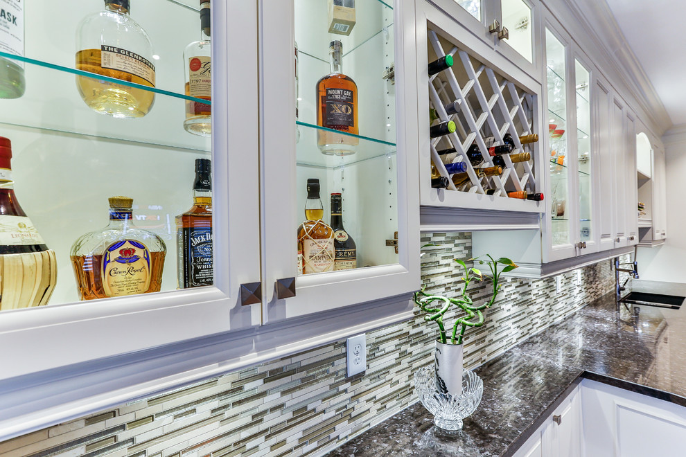Kitchen - transitional kitchen idea in Toronto