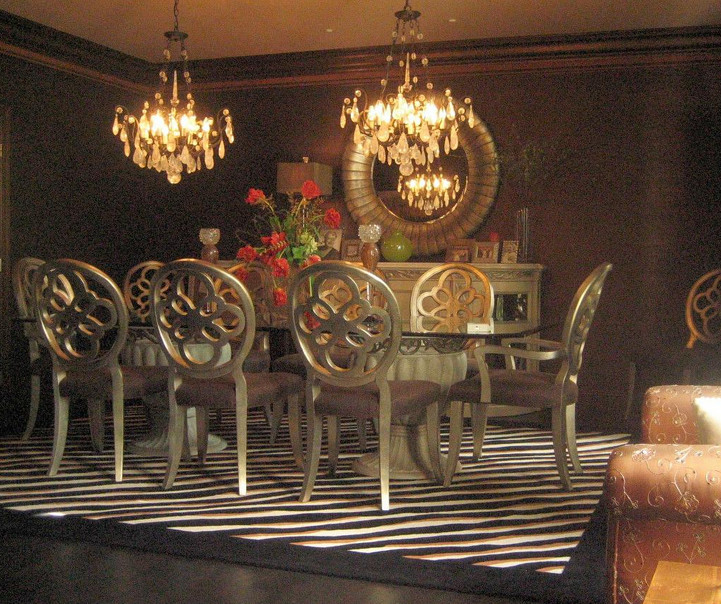 На фото: большая кухня-столовая в стиле неоклассика (современная классика) с серебряными стенами, черным полом и обоями на стенах
