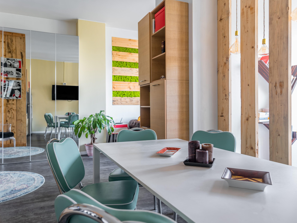 Esempio di una sala da pranzo aperta verso il soggiorno moderna con pareti bianche, pavimento in vinile e pavimento nero