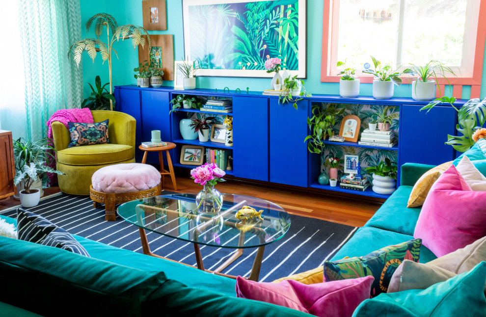 Idee per un soggiorno tropicale di medie dimensioni e chiuso con pareti blu, pavimento in legno massello medio, TV a parete, pannellatura e pavimento rosso