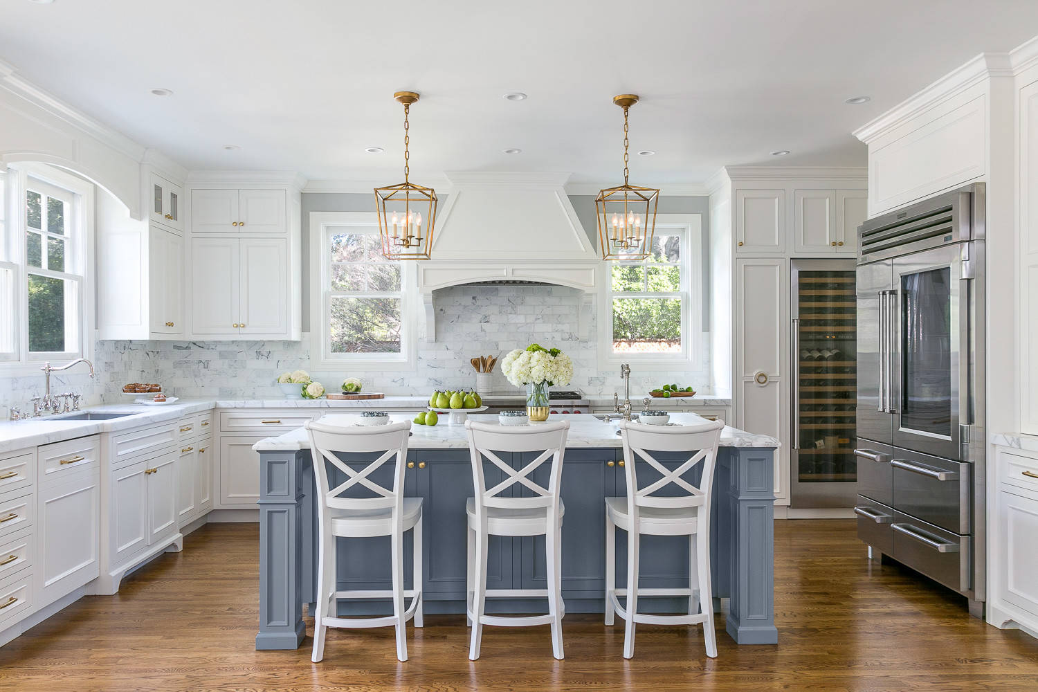 7 White Kitchens That Make the Case for Painting the Island, image size:1500x1000