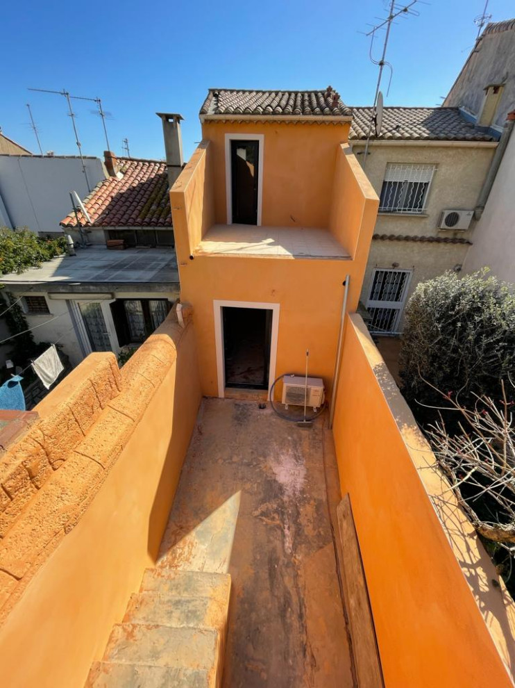 Источник вдохновения для домашнего уюта: трехэтажный, оранжевый таунхаус среднего размера в средиземноморском стиле с двускатной крышей, черепичной крышей и коричневой крышей