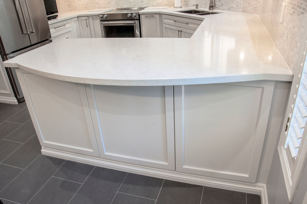 Transitional kitchen photo in Toronto