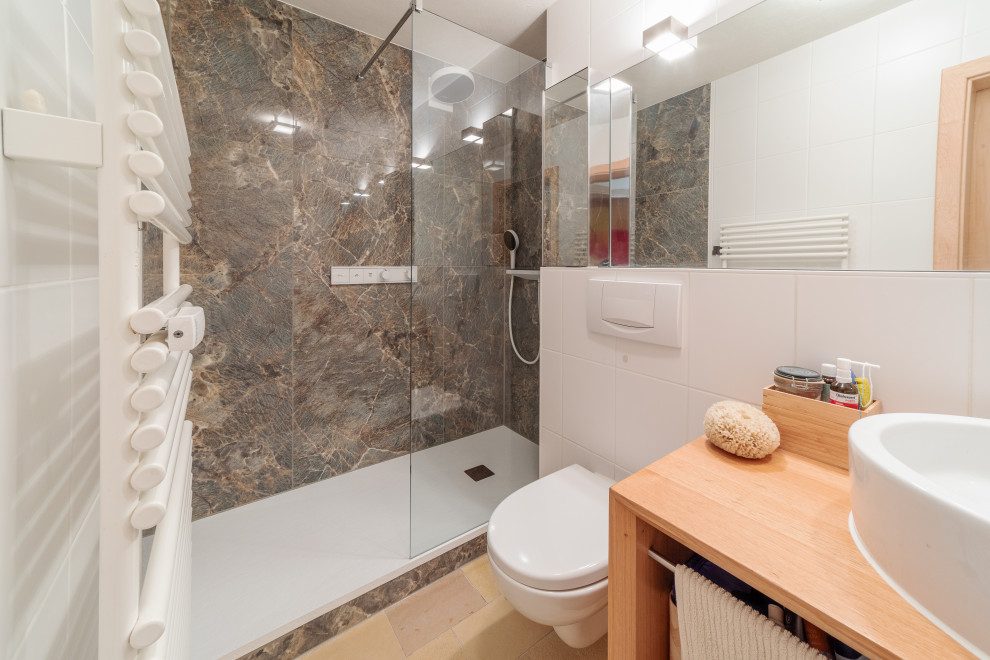 Ispirazione per una stanza da bagno boho chic con doccia a filo pavimento, piastrelle di marmo, doccia aperta e mobile bagno sospeso