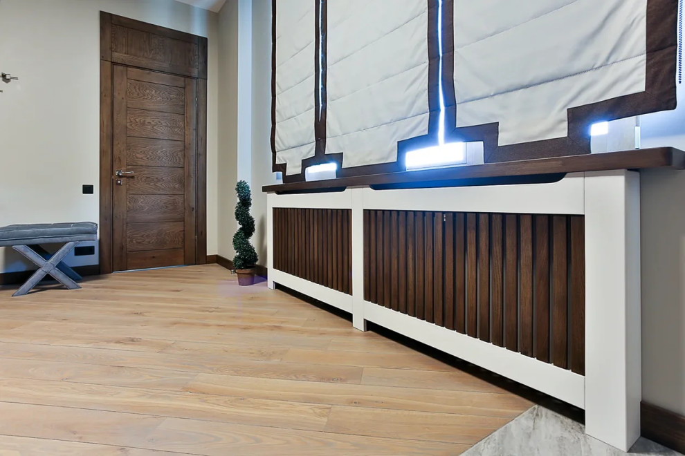 Паркет, подоконник, радиаторная решетка, дверь, фальш-фрамуга, плинтус