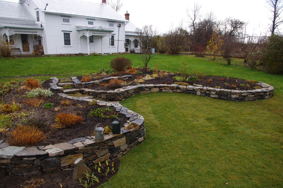 Inspiration for a rustic landscaping in Ottawa.