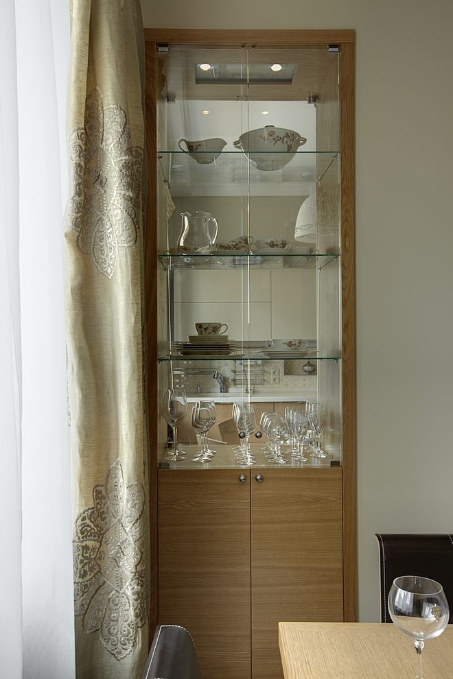 по обе стороны стекла