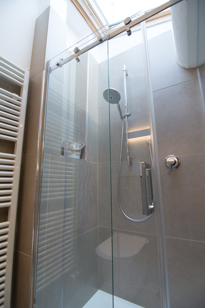 На фото: большая ванная комната в скандинавском стиле с белыми стенами, полом из линолеума и бежевым полом