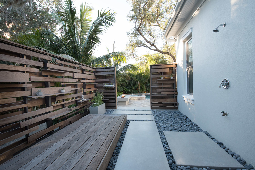 Contemporary side yard deck in Tampa with an outdoor shower and no cover.