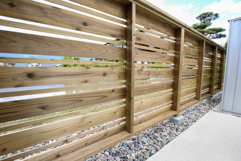 Esempio di un giardino scandinavo con recinzione in legno