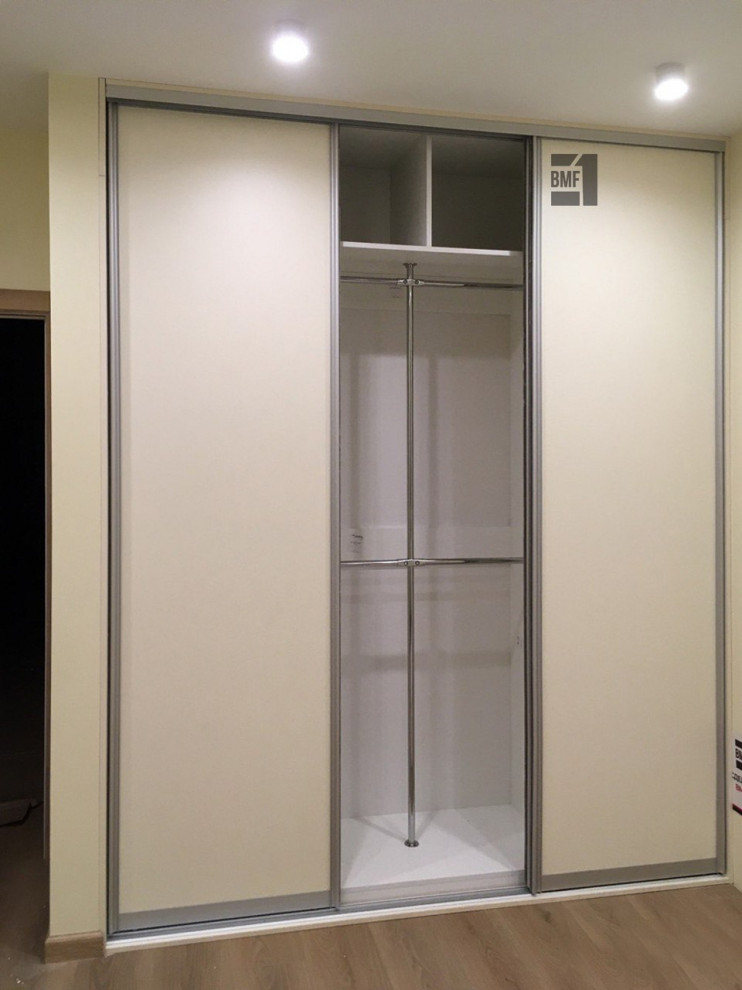 Шкаф-купе минималистичный