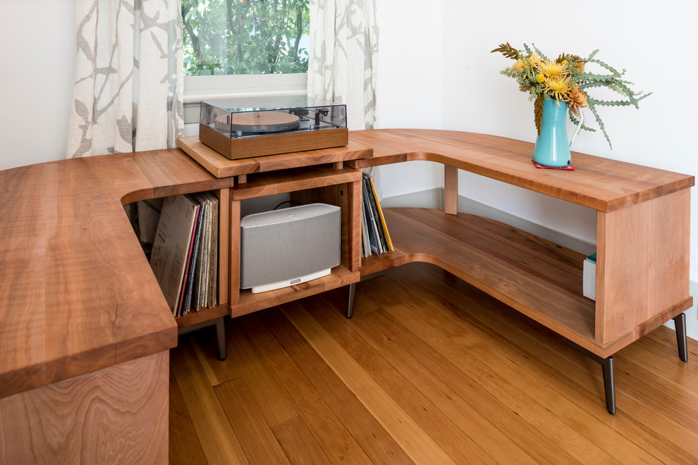 Example of a 1960s family room design in Portland