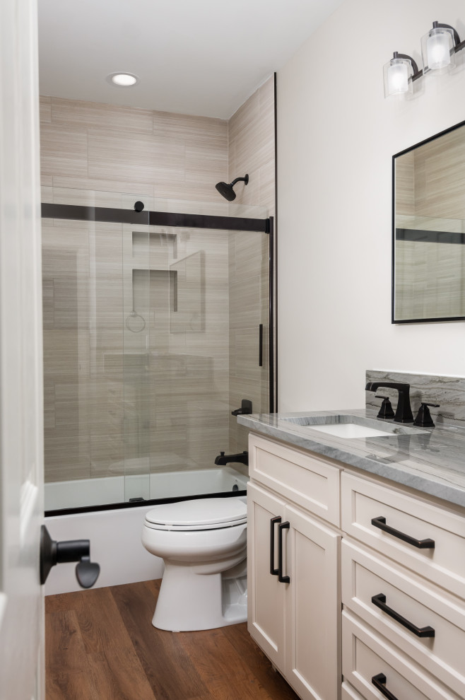 Idee per una grande stanza da bagno minimalista con pareti beige