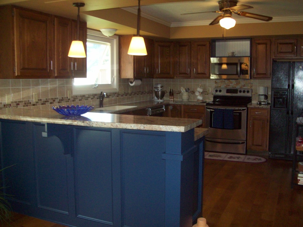 Kitchen - transitional kitchen idea in Columbus