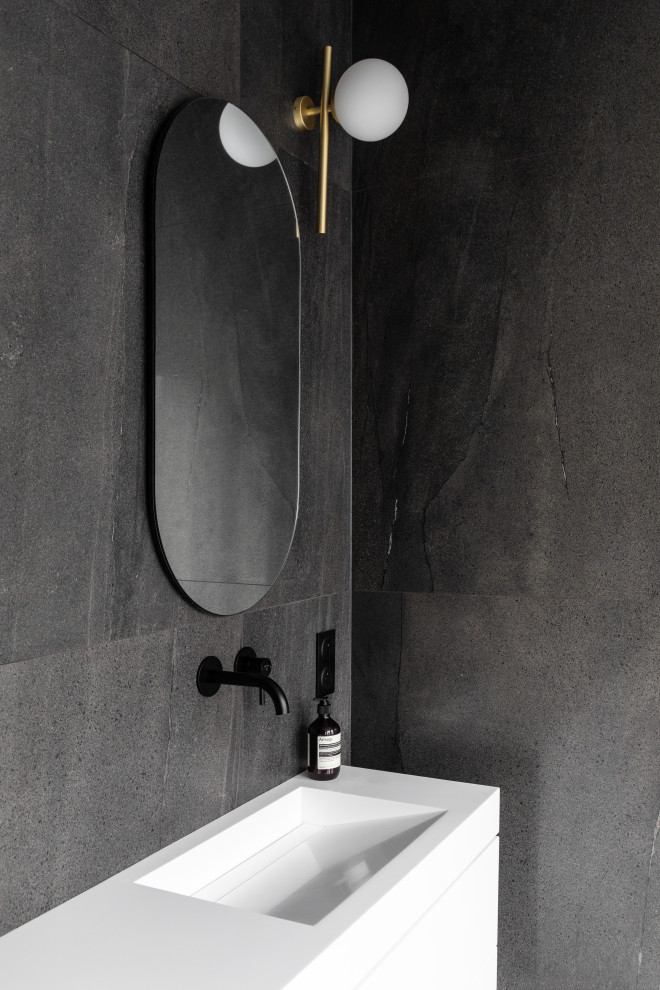 Cette image montre une salle de bain principale et grise et blanche minimaliste de taille moyenne avec une douche à l'italienne, un carrelage blanc, un carrelage en pâte de verre, parquet clair, une vasque, une cabine de douche à porte battante, meuble-lavabo suspendu, des portes de placard blanches, un mur gris, une fenêtre et meuble double vasque.