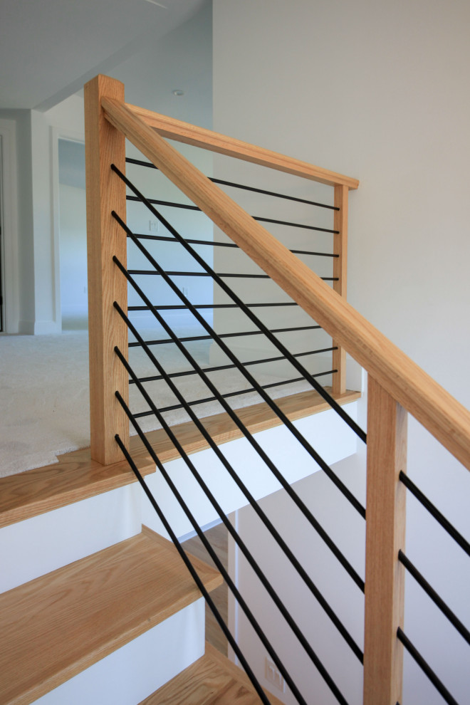 Aménagement d'un escalier peint flottant contemporain de taille moyenne avec des marches en bois, un garde-corps en matériaux mixtes et du lambris de bois.