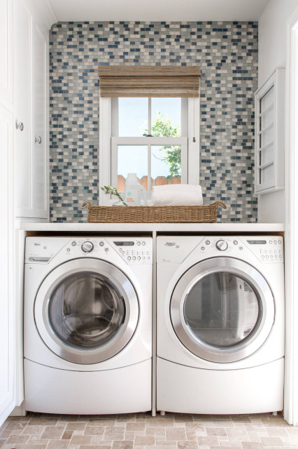 Transitional Laundry Room nyklassisk-bryggers