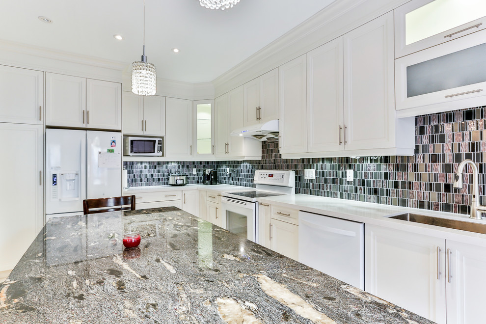 Kitchen - transitional kitchen idea in Toronto