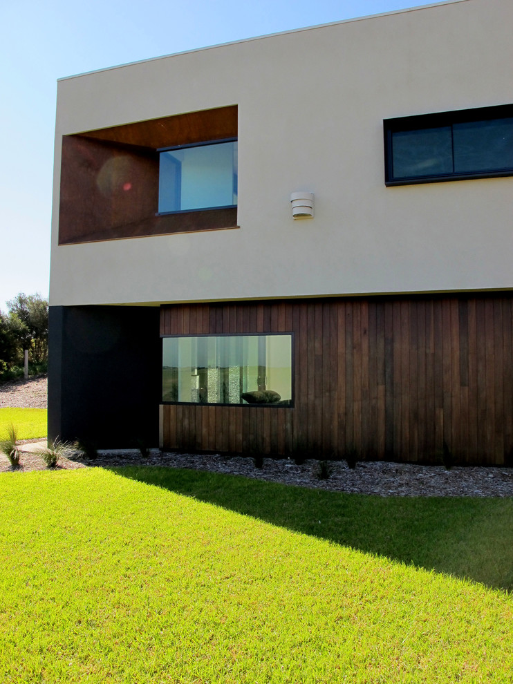 Photo of a contemporary exterior in Melbourne.
