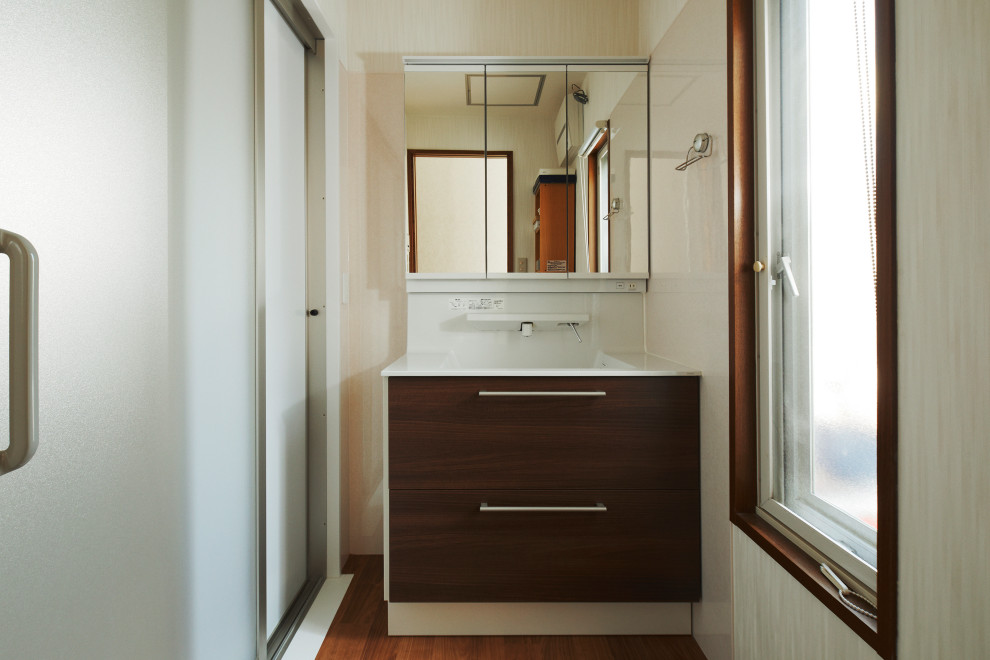Ispirazione per un piccolo bagno di servizio moderno con ante a filo, ante marroni, top in superficie solida, top bianco e mobile bagno freestanding