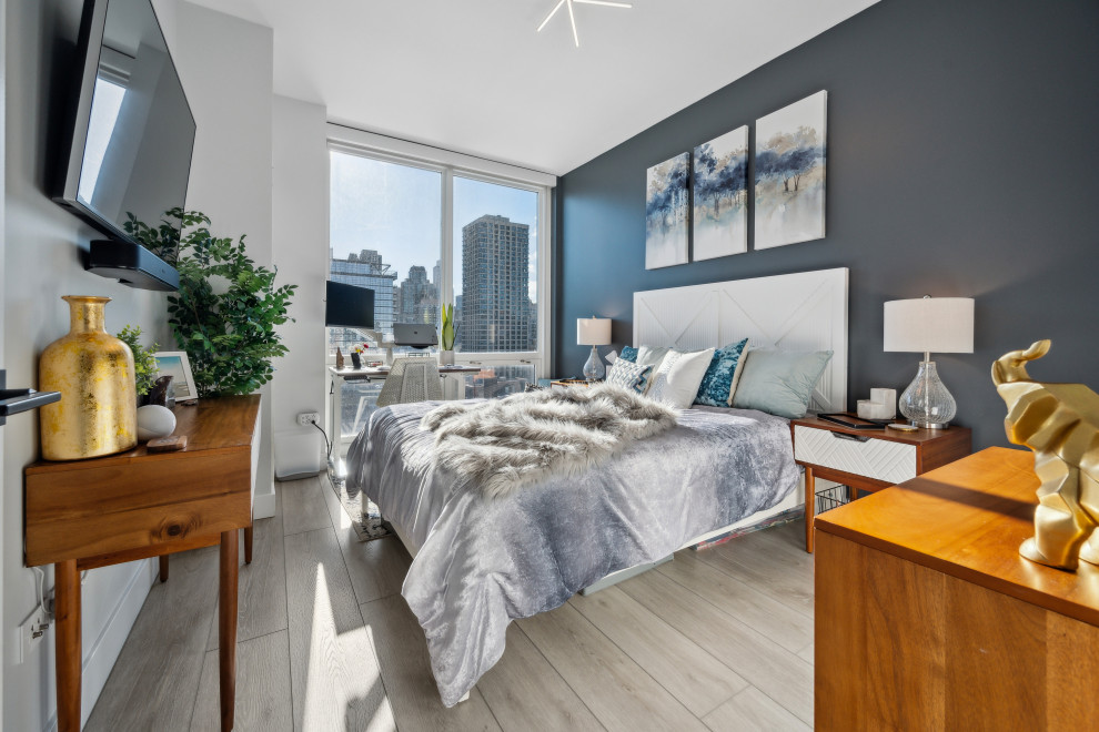 Kleines Stilmix Hauptschlafzimmer ohne Kamin mit bunten Wänden, Vinylboden, grauem Boden und gewölbter Decke in Chicago