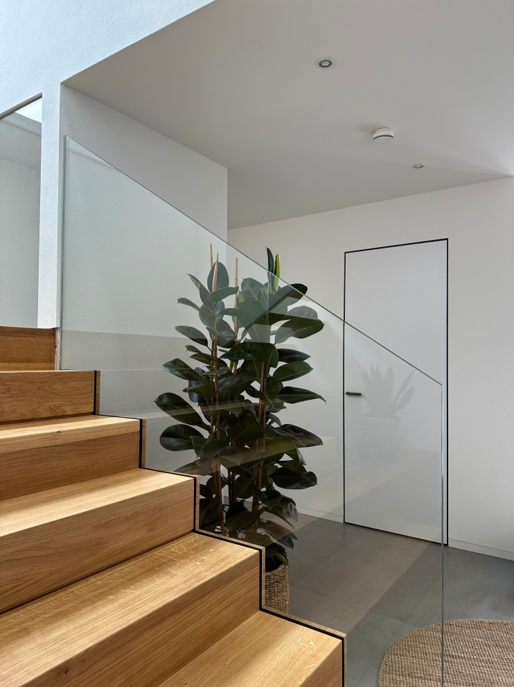 Holztreppe mit Holz-Setzstufen und Glasgeländer in Stuttgart