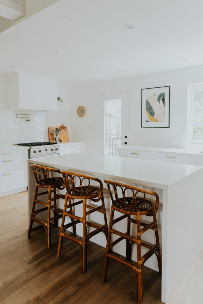 Transitional kitchen photo in Toronto