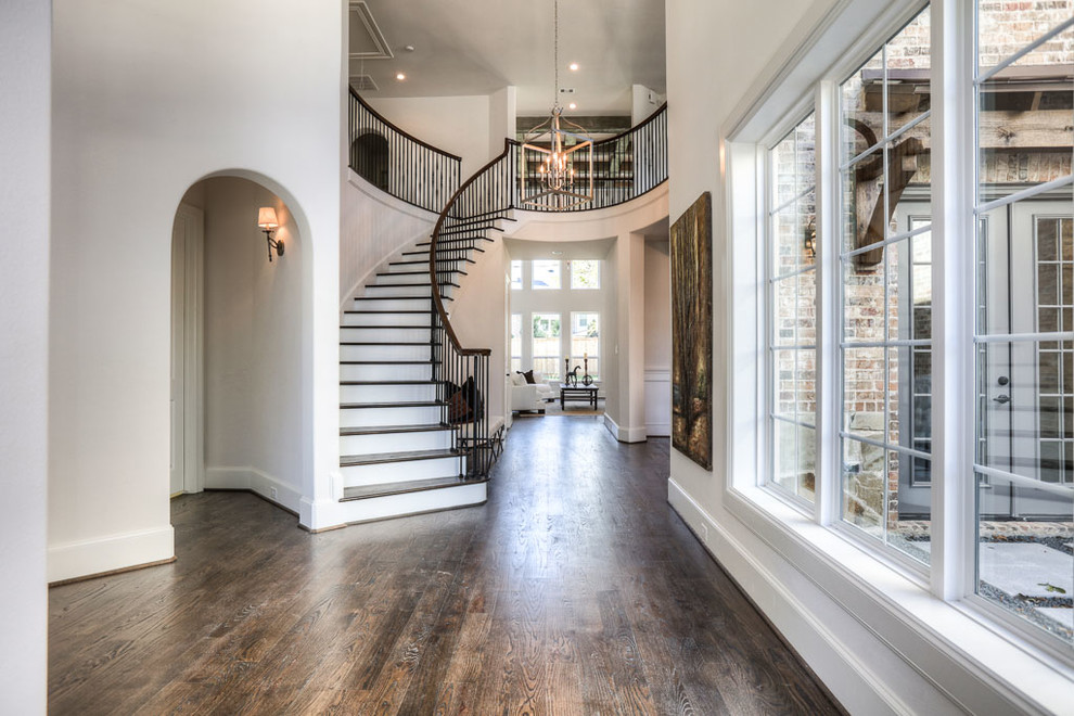 Example of a transitional entryway design in Houston